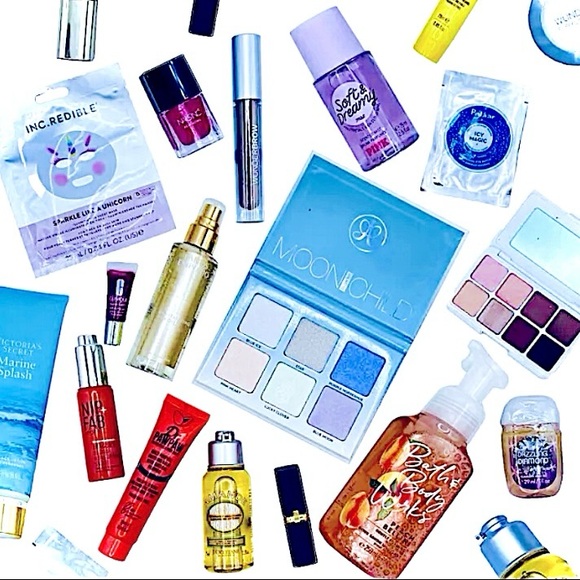 This Season’s Hottest Beauty Box: 6 Full-Size & 3 Deluxe Makeup Items - Picture 2 of 7